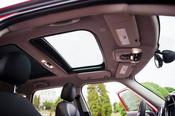 Pri výmene tapacíru stropu je nutné byť opatrný najmä pri panoramatických oknách  