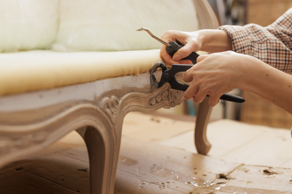 Tento proces zahŕňa výmenu starých poťahov a čalúnenia za nové čalúnnické poťahové látky, čím sa vdýchne život predmetom, ktoré by inak skončili na skládke.