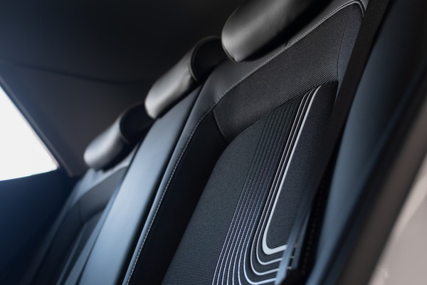 Alcantra – poťahová látka do interiéru vášho auta. 