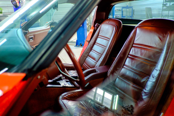 Kedy sa oplatí kompletne odstrániť všetko a spraviť kompletnú rekonštrukciu? Prečalúnenie stropnice tiež omladí interiér. 