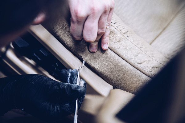 Nesprávny výber lepidla a striekanie z príliš malej vzdialenosti sú najčastejšie chyby pri používaní lepidla v spreji na čalúnenie. 