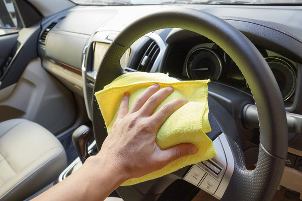 Na čistenie volantu je nutné použiť správne čistiace prostriedky a náčinie.  