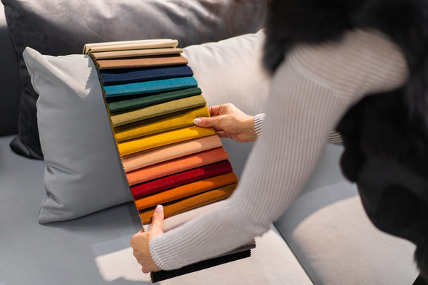 Medzi moderné materiály na čalúnenie nábytku patrí aj Alcantra.