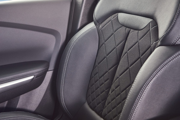 Aká je cena za čalúnenie stropu auta, prípadne čalúnenie stropnice auta? Lepidlo na čalúnenie auta je najlepšie vo forme spreju. Látka na čalúnenie dverí a autolátka na čalúnenie stropu auta. 