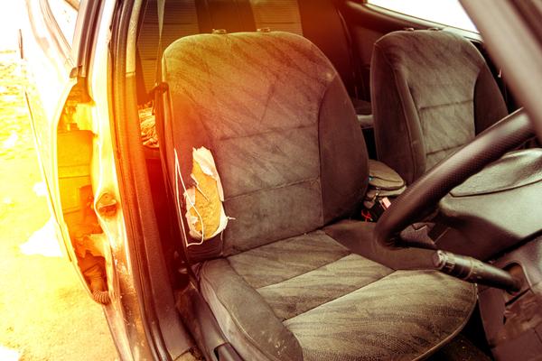 Poškodené autosedadlo – dôvod na výmenu čalúnenia stropníc a interiéru