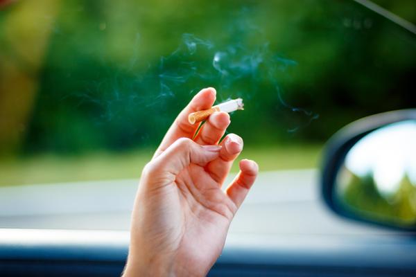 Fajčenie v aute môže byť jedným z najčastejších dôvodov znečistenia auta 