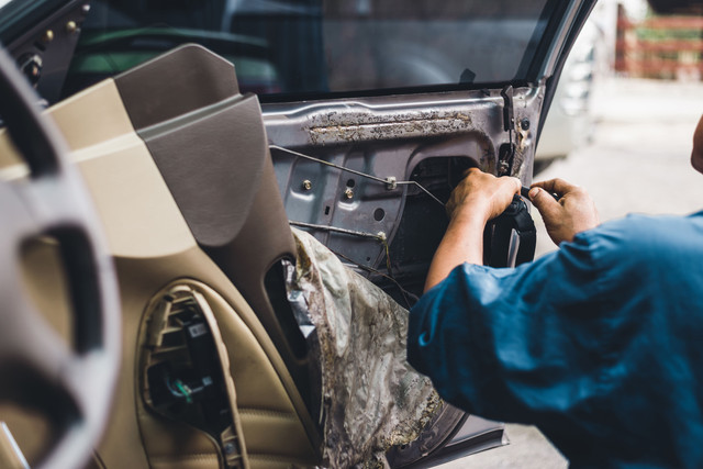 Skladujte lepidlo v teple a predhrejte povrchy, ktoré budete lepiť.  